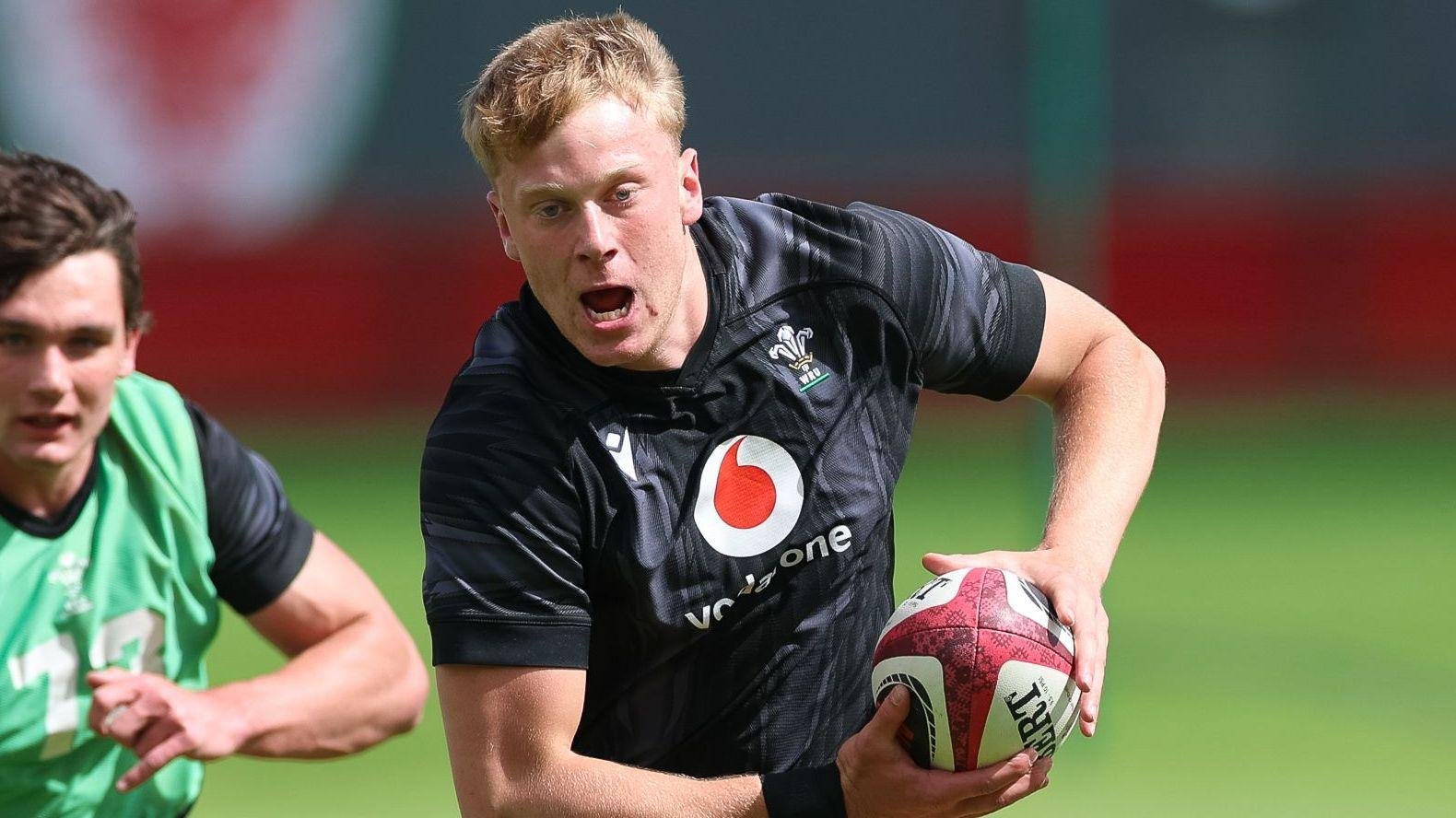 Lewis Edwards in training with Wales U20s